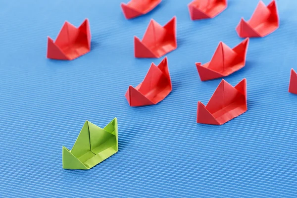 Kağıt tekne Okyanusu. Mavi okyanus pazarlama kavramı.