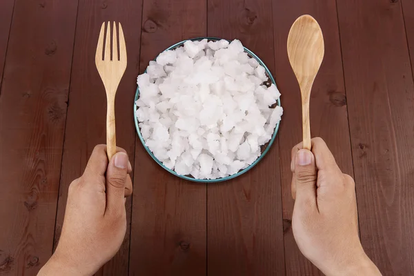 Sal de roca marina en el plato ya a comer sobre fondo de madera — Foto de Stock