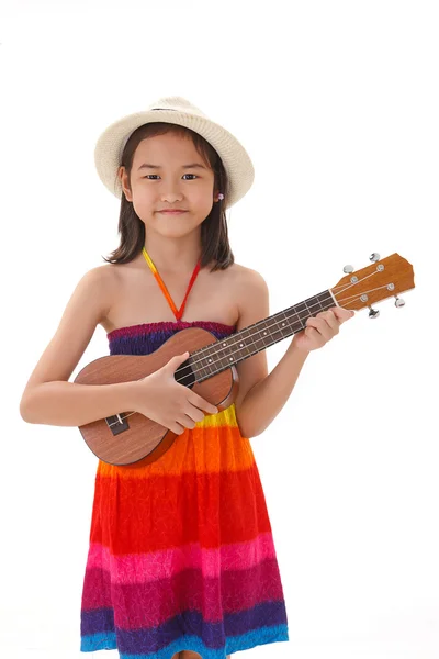 ukulele oynarken elbiseli küçük kız