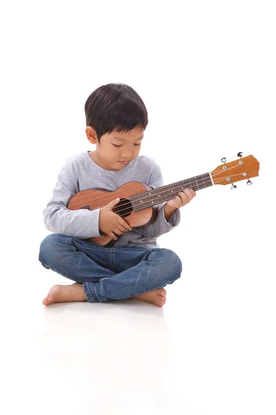 ukulele oynarken küçük çocuk