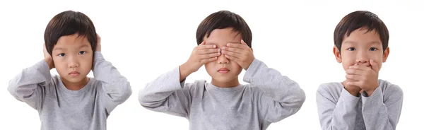 Retrato de niño de pie cerrando los ojos boca y oídos. Aislamiento — Foto de Stock