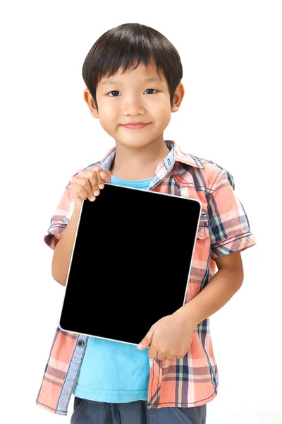 Портрет мальчика, стоящего с табличкой — стоковое фото