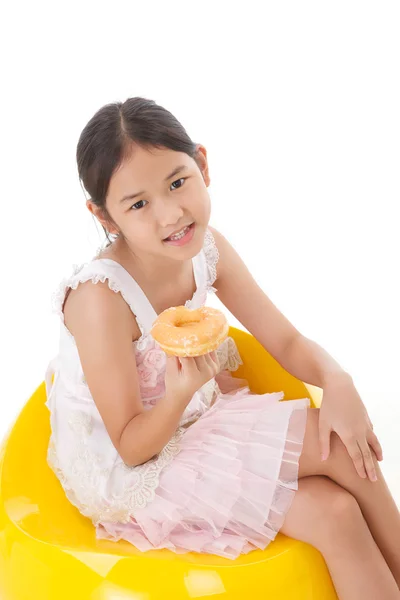 Retrato de menina com donut — Fotografia de Stock