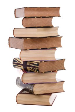 Büyük yığın eski antika kitaplar beyaz zemin üzerine izole