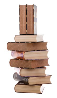 Büyük yığın eski antika kitaplar beyaz zemin üzerine izole