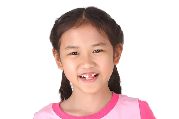 Kleines süßes Mädchen lächelt mit ihrem kaputten Zahn und klebt das T — Stockfoto