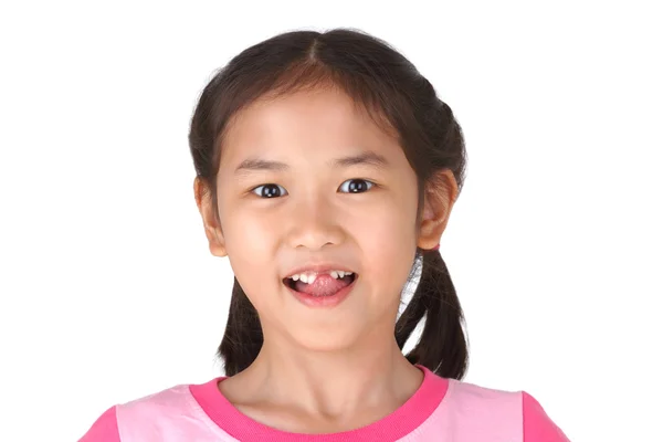 Pequena menina bonito sorriso com furar a língua para fora. Branco de volta — Fotografia de Stock