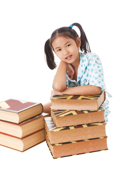 Aziatische schattig meisje glimlachen terwijl lag op boeken. Witte achtergrond. Spa — Stockfoto