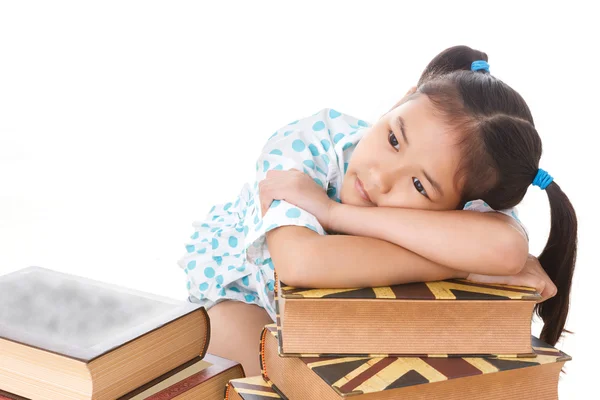 Aziatische schattig meisje denken terwijl lag op boeken. Witte achtergrond. SP — Stockfoto