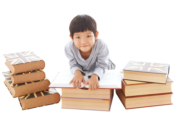 Aziatische schattige jongen lezen boek terwijl vast op verdieping. Witte backg — Stockfoto