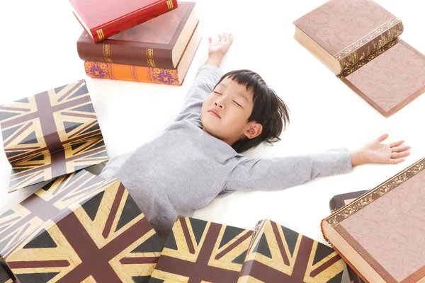 Aziatische schattige jongen vallende boek tijdens het slapen — Stockfoto