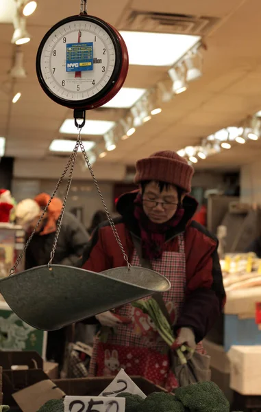 Çin Mahallesi 'nde müşteriye hizmet eden bir kadın.