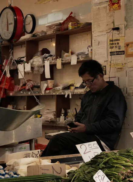 Müşterilerin gelip satın almasını beklemek.