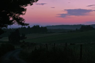 Güneşin doğuşuyla renklenen bir manzara