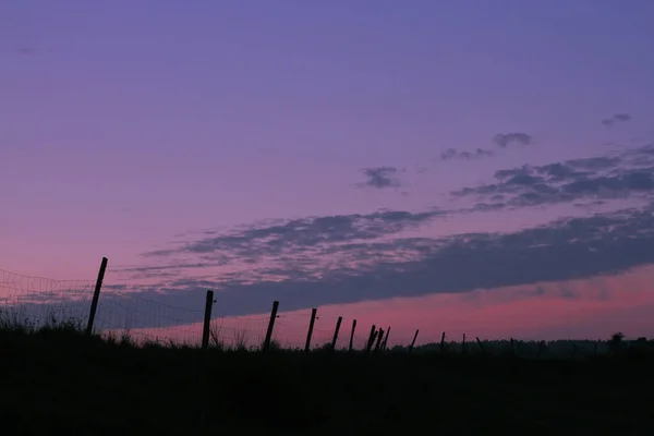 Güneşin doğuşuyla renklenen bir manzara