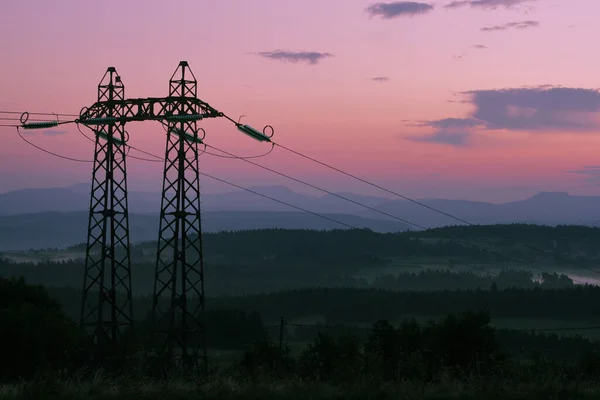 Güneşin doğuşuyla renklenen bir manzara
