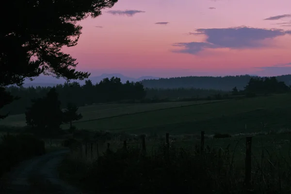 Güneşin doğuşuyla renklenen bir manzara