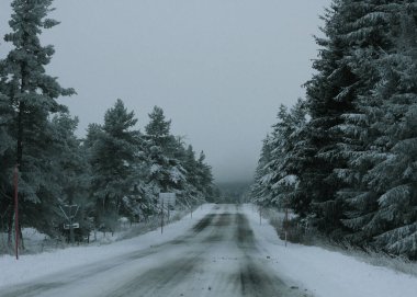 kar ile kaplı bir yol
