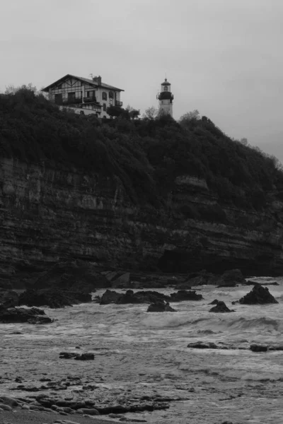 Uçurumun kenarında bir ışık evi