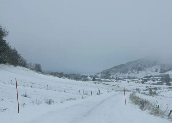 kar ile kaplı bir yol
