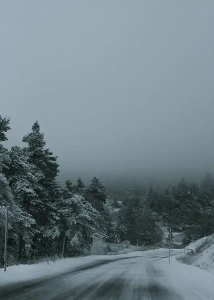 kar ile kaplı bir yol