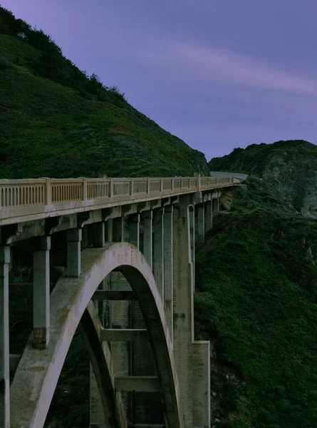 Köprünün diğer tarafına.