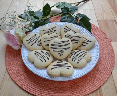 Kurabiyeler, şenlikli kalpler.