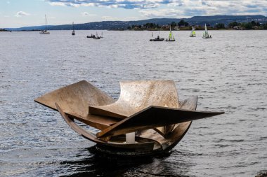 Oslo, Norveç-11 Ağustos 2025: Uçan metal heykel Deniz Çiçeği Thor Sandborg, 2013, Vietnamlı mültecilerin Norveç 'e olan minnettarlığını onurlandırdı.