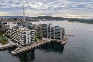 Oslo, Norveç-11 Ağustos 2025: Oslo 'da geniş balkonları ve fiyort, marina ve çevresindeki tepelerin manzarası olan modern deniz manzaralı evler.
