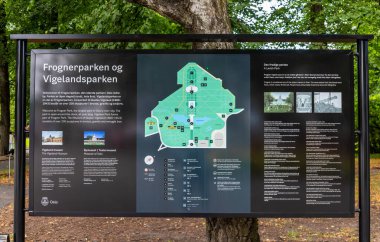 Oslo, Norveç-11 Ağustos 2025: Frognerparken ve Vigelandsparken 'in girişinde, heykelleri ve park tarihini açıklayan aydınlatıcı harita ve metin gösterimi.