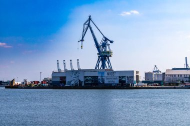 Aarhus, Danimarka-15 Ağustos 2025: Aarhus limanındaki Ottan Hattı 'nda mavi turna tarafından domine edilen büyük duvar resmi ve yazılı mini bina.