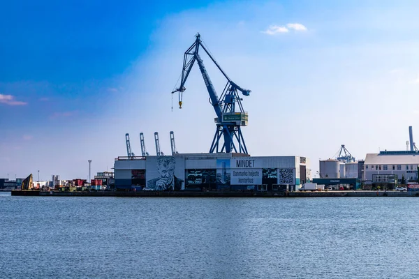 Aarhus, Danimarka-15 Ağustos 2025: Aarhus limanındaki Ottan Hattı 'nda mavi turna tarafından domine edilen büyük duvar resmi ve yazılı mini bina.