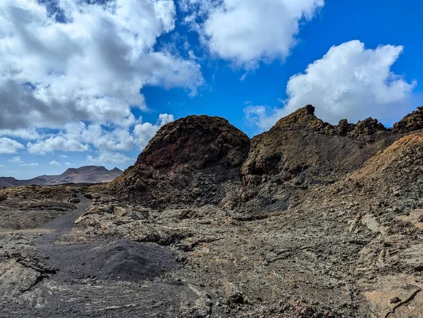 İspanya, Kanarya Adaları, Lanzarote-6 Şubat 2026: Timanfaya Ulusal Parkı, Lanzarote, Kanarya Adaları İspanya 'da engebeli lav oluşumları ve volkanik kayalar dramatik bulutlu gökyüzü altında.