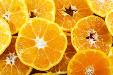 beyaz arkaplanda portakal meyvesi