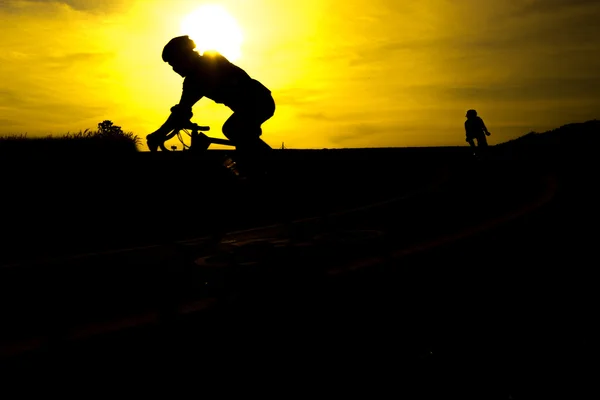 Bicicletas al aire libre con puesta de sol. Silueta — Foto de Stock