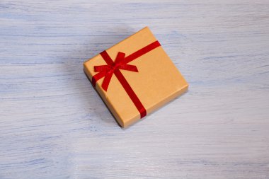 Hediye paketi, mavi bir arka plan üzerinde bir yay ile bağlı