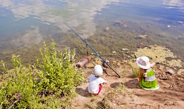 Niños Pesca — Foto de Stock