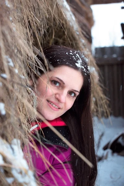 Dívka s dlouhými vlasy stojící na sněhu — Stock fotografie