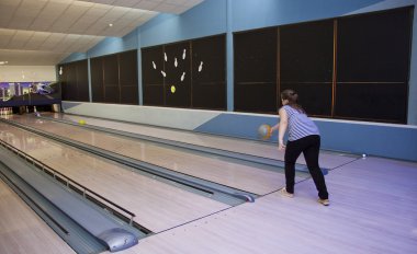 Bowling oynayan kız