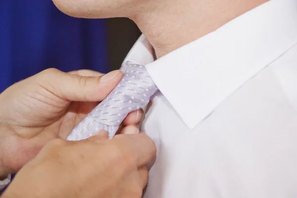 The groom preparing for the wedding, tying the tie — ストック写真
