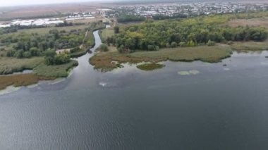 Güneşli bir günde Dnipro nehrinin eğri ve yeşil bir deresinin havadan çekilmiş görüntüleri güneşli bir yaz günü Ukrayna 'nın güneyinde Dinyeper Nehri' ne katılan yüksek ağaçlı neşeli ve kıvrımlı bir kuş bakışı..