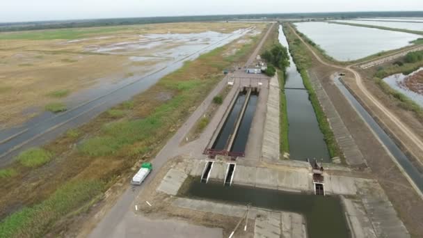 Luftaufnahme Einer Fischfabrik Mit Großem Kanal Und Einer Straße Auf — Stockvideo