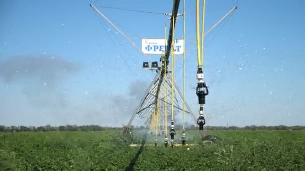 Lange Veldbesproeiing Staand Sproeiend Aardappelveld Met Vers Water Inspirerend Uitzicht — Stockvideo
