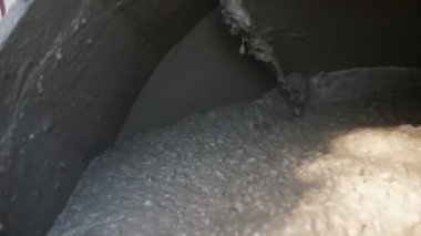 Beton karıştırıcı, çimento, kum ve suyla döner. Beton karıştırıcının iyi bir beton hazırlamak için heyecan verici yakın çekimi etrafında döner ve bıçaklarıyla çimento, kum ve suyu karıştırır. Bazı inşaat alanlarına yüksek kaliteli karışım hazırlamak için.