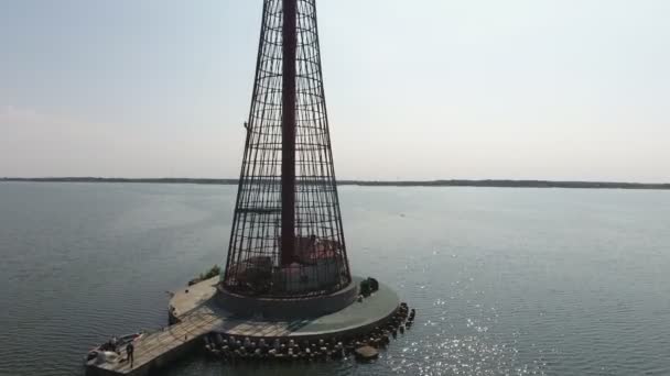 Yükselen Denizaltı Havası Yaz Aylarında Açık Denizde Küçük Beton Zemine — Stok video