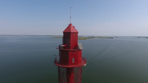 夏のライトブルーの海とセレステの空と空の高いビーコントップの空中ショット無限の黒海と夏の晴れた日にライトブルーの空を上昇させる赤い灯台の素晴らしい鳥の目の景色 陽気で美しい — ストック動画