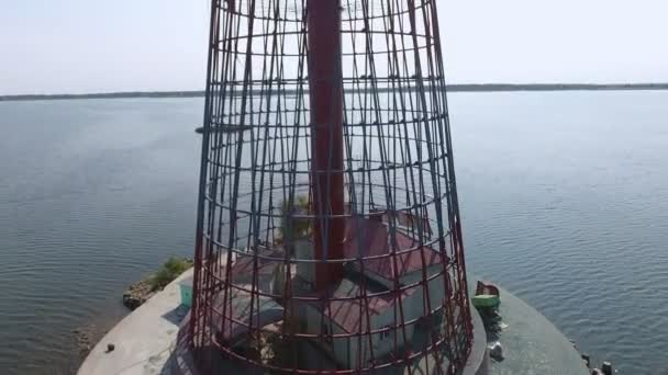 Antenne Des Leuchtturms Auf Einer Kleinen Insel Mit Bäumen Und — Stockvideo