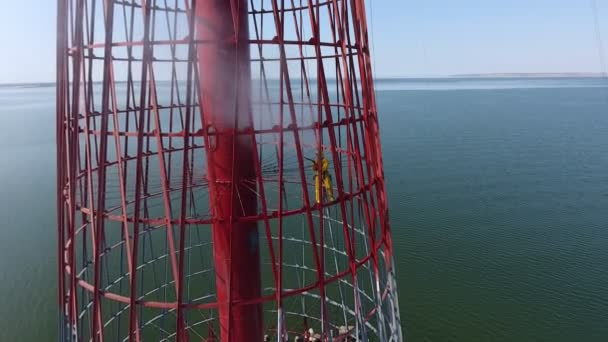 Yazın Açık Denizde Sıcak Spreyle Temizleyen Bir Adamla Yüksek Metal — Stok video