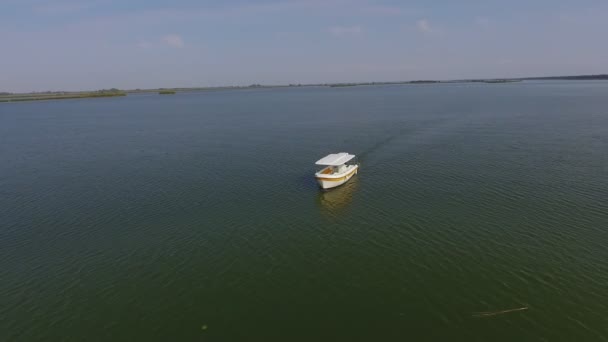 Aerial Barcă Albă Motor Plutind Apele Largi Ale Râului Dnipro — Videoclip de stoc