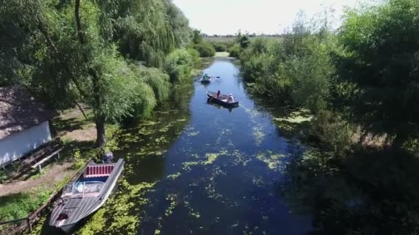 乌克兰基辅8月24日电 2020年8月24日 夏日阳光明媚的德涅斯特河流域 美丽的鸟瞰着一个有着漂浮木船和许多树木的直入海口 看起来很振奋人心 — 图库视频影像